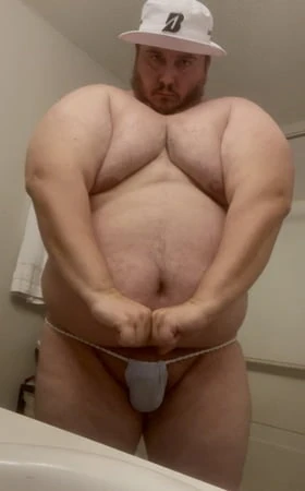 Minik bir g-string içinde büyük şişman burly chub