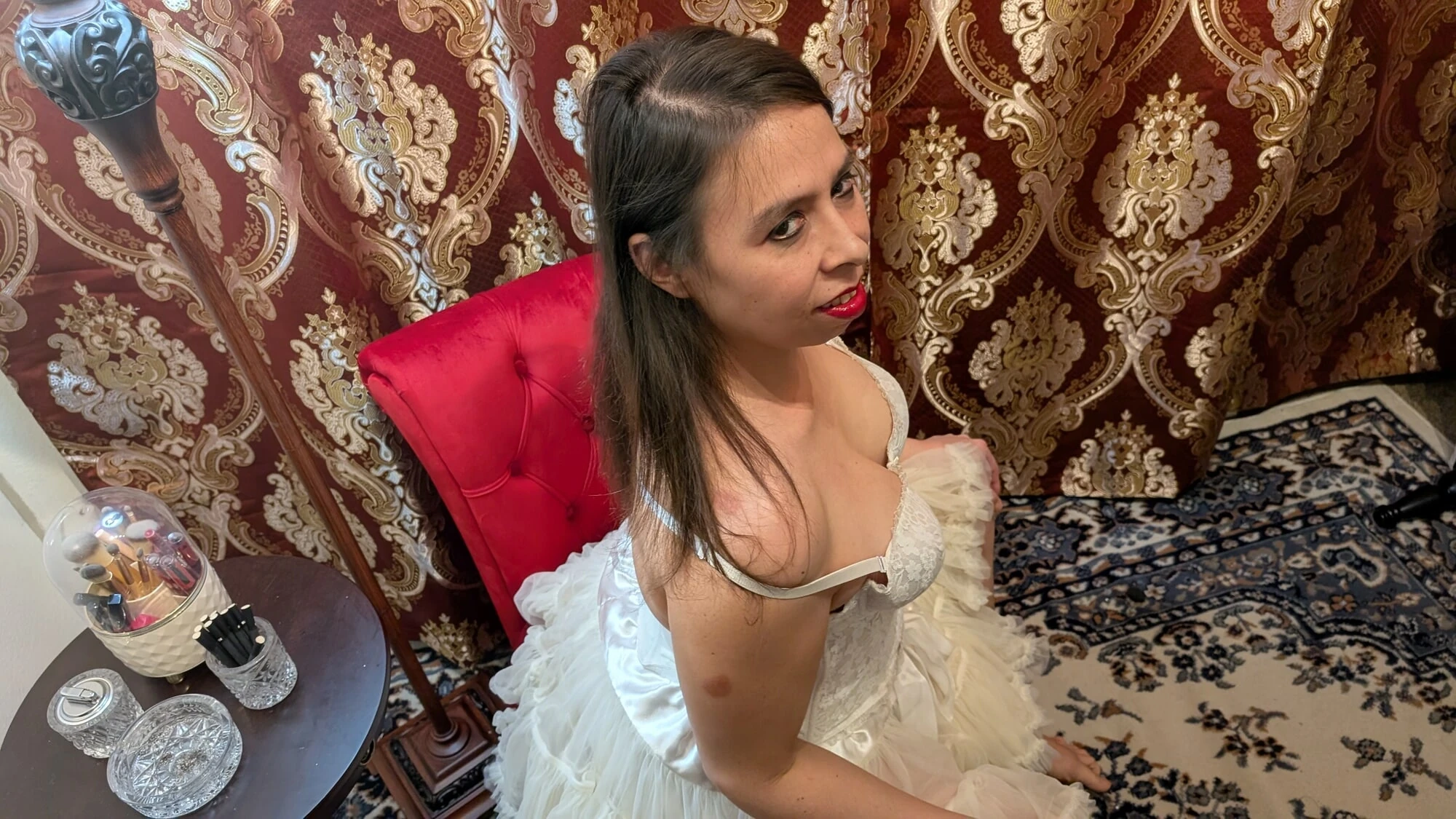 Lily Ann Leigh beyazlar içinde