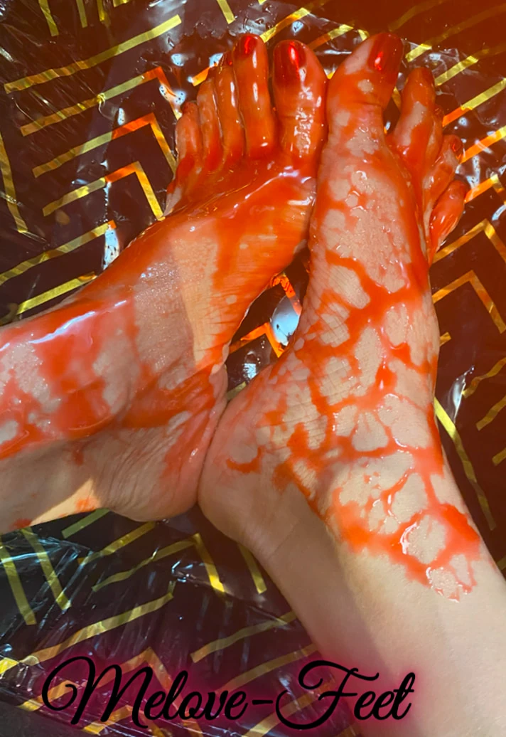 Вкусные азиатские маленькие ступни с длинными пальцами ног в вишневом соусе