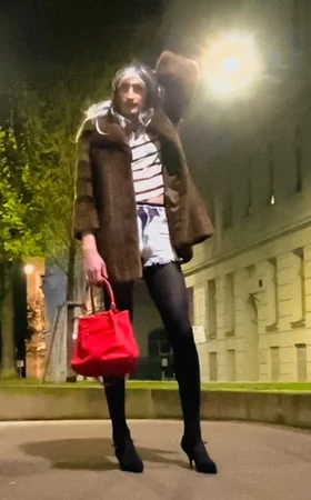 Sissy orospu tina yürüyüşte