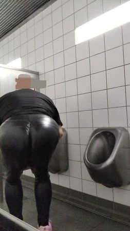 ... Küçük bir gece geç saatlerde otoyol dinlenme molası seansı ...