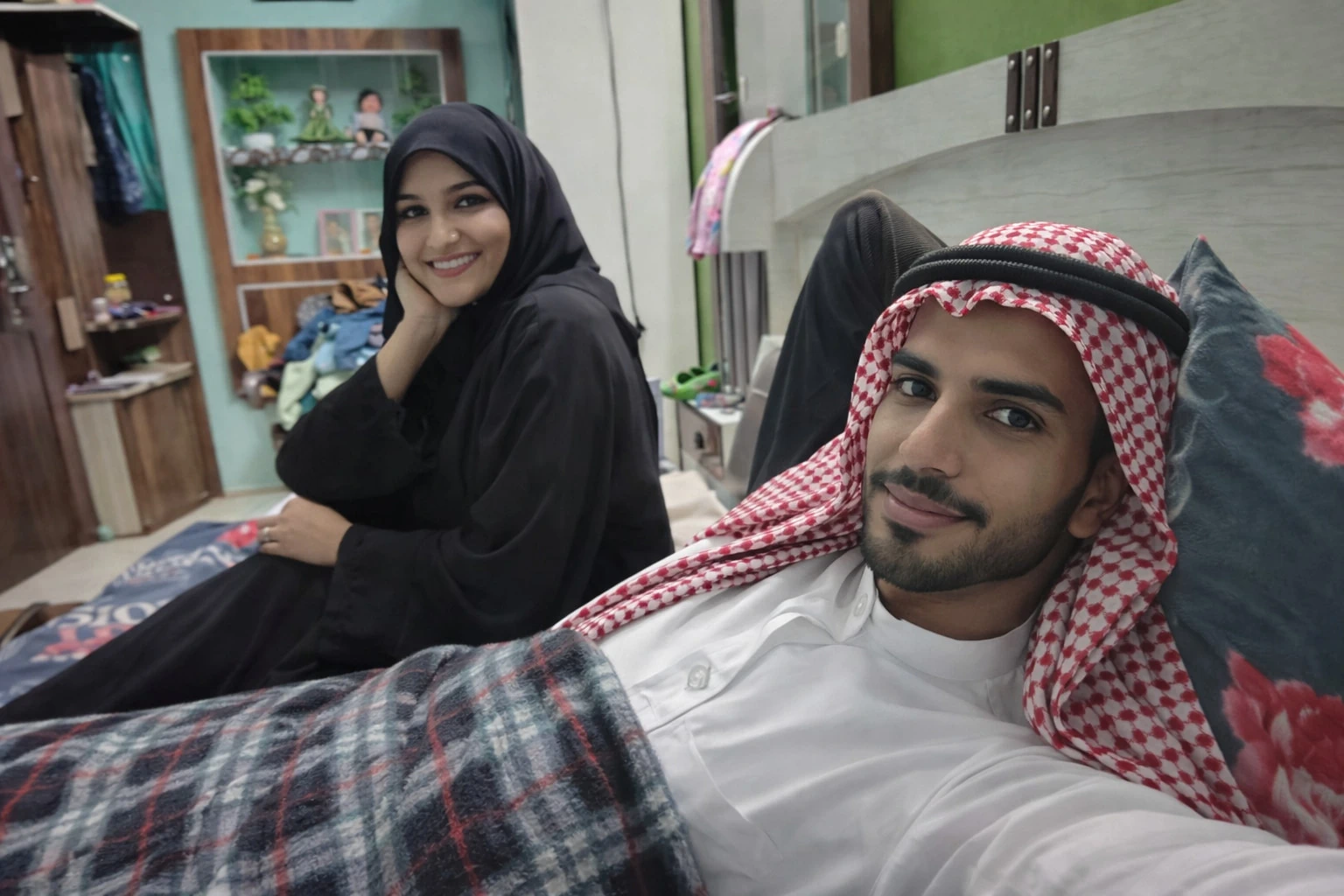 Arap üvey kız kardeş yatakta rahat romantik görüntü 