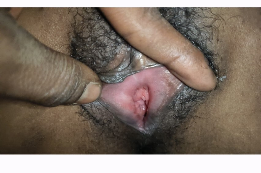 Hintli desi kız mastürbasyon yapıyor ve parmağını amına sokuyor