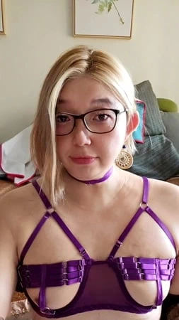 Mor seksi iç çamaşırlı Asyalı travesti