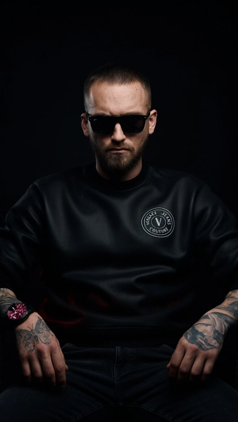 Sıkı usta itaatkar köleleri eğitiyor