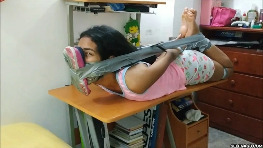 Bebek Bakıcısı Yüzüne Bağlı Ayakkabıyla Hogtie Edilmiş - Kendi Ağzını Tıkıyor