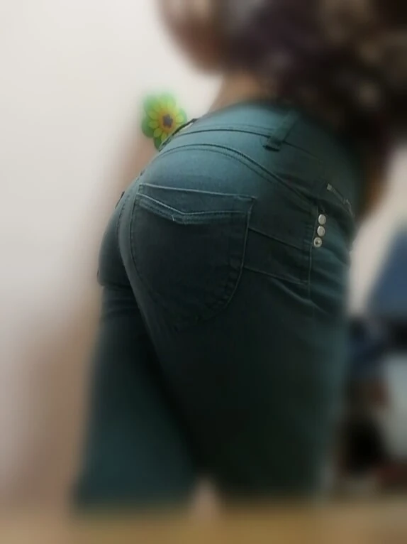 Güzel travesti kız erkek arkadaşını bekliyor...
