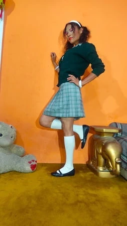 Colegiala travesti con uniforme de secundaria
