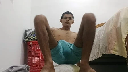 Azgın genç kız odada mastürbasyon yapıyor ve cinsel pozlar atıyor