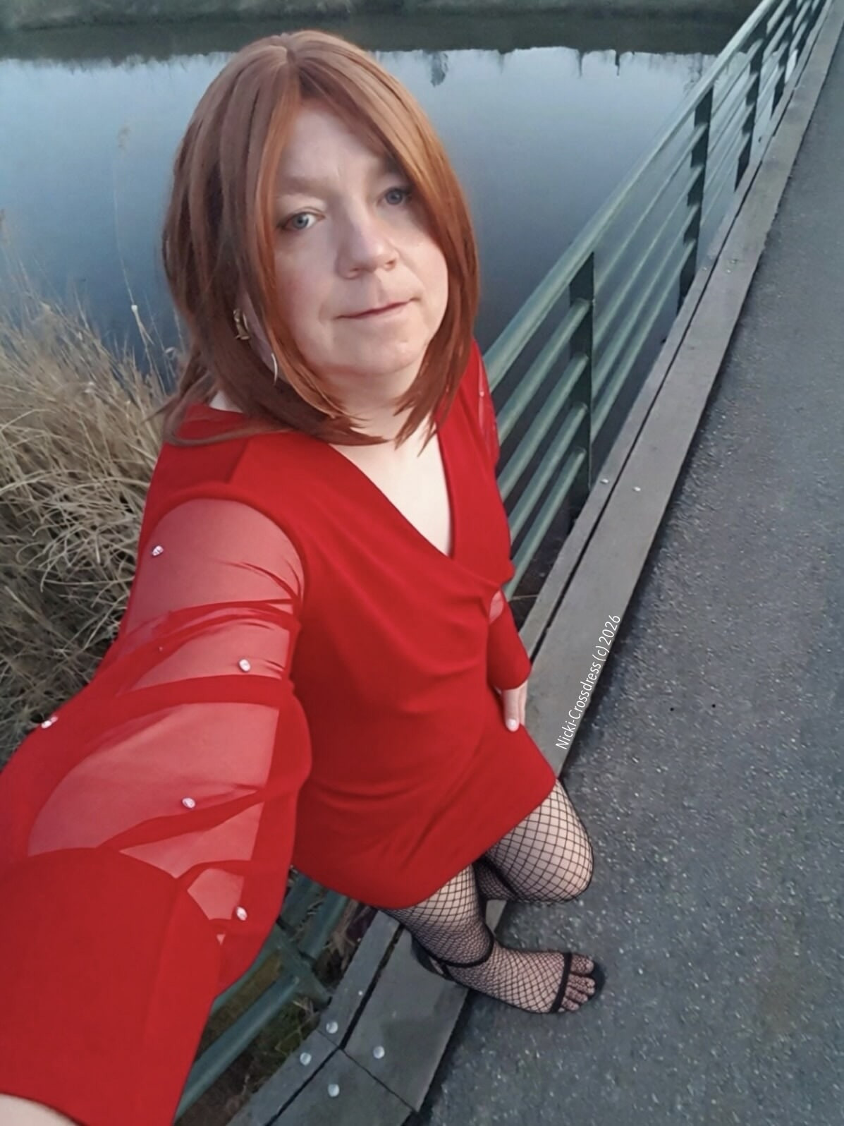 Nicki-crossdress seksi çürüyen Minikleid und Netzstrumpfhose 