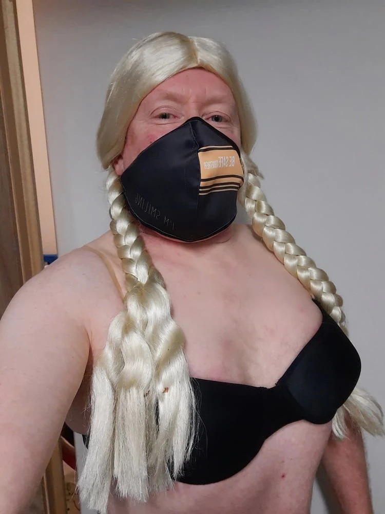 Zencefil crossdresser sutyen giyiyor