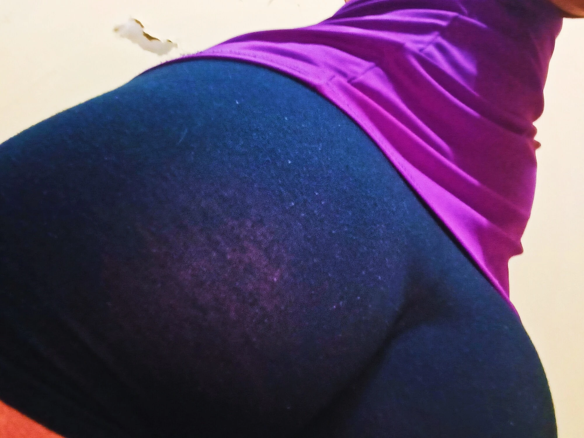 Круглая задница и показ хуя в боксерах