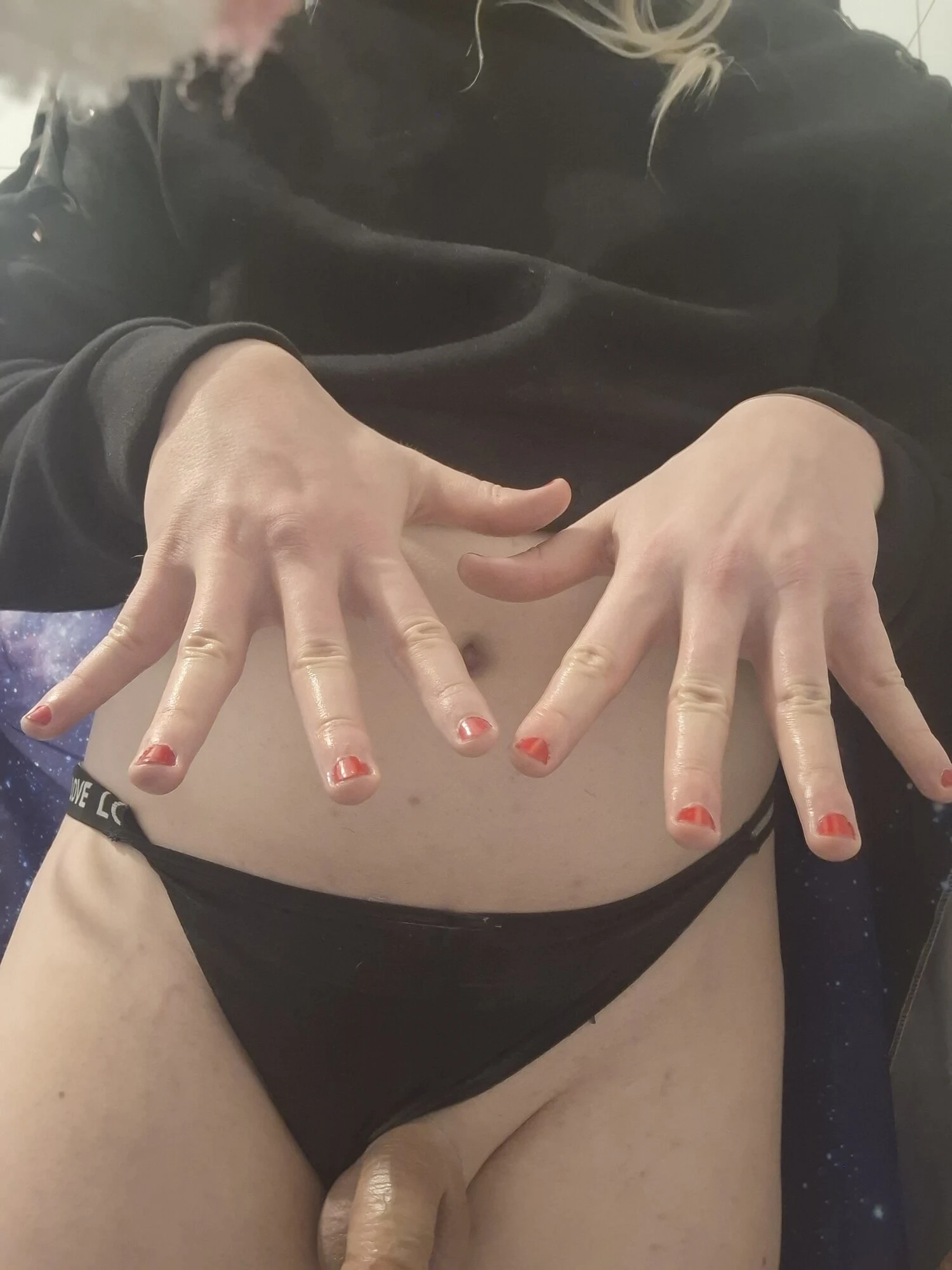 Tırnaklarımı kırmızıya boyadım. 💅