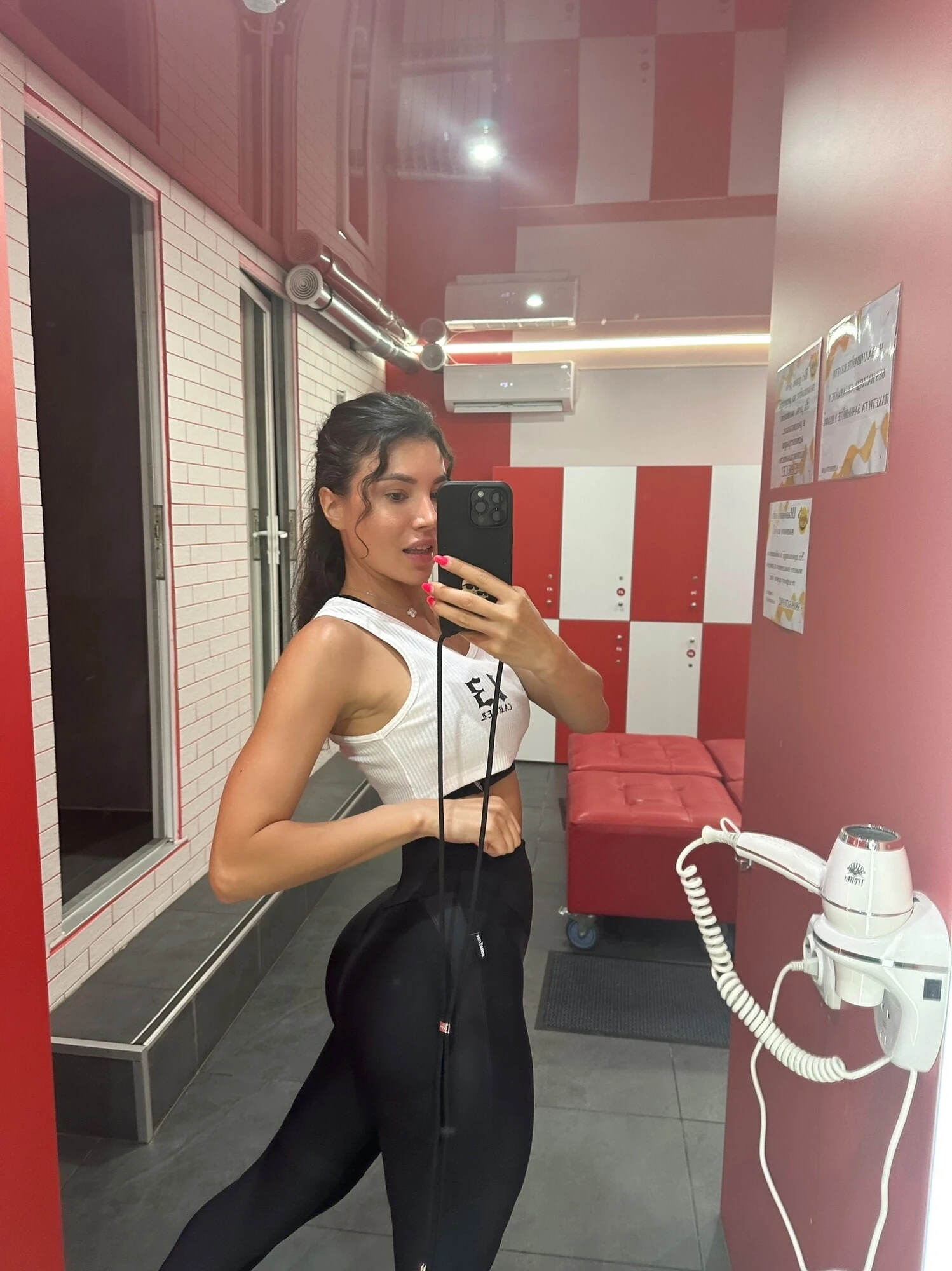 СПОРТИВНАЯ МИЛФА В СПОРТЗАЛЕ