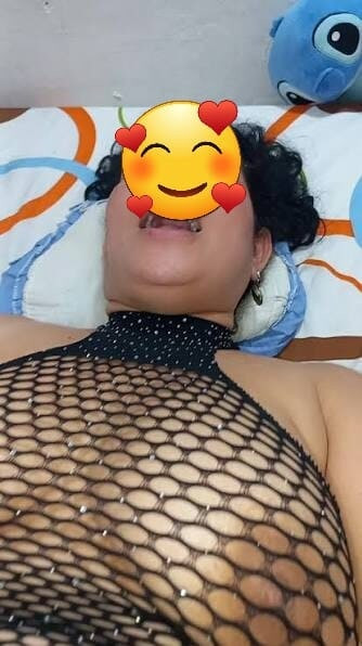 Hintli olgun kadın gırtlağına kadar alıyor ve göt oyunu