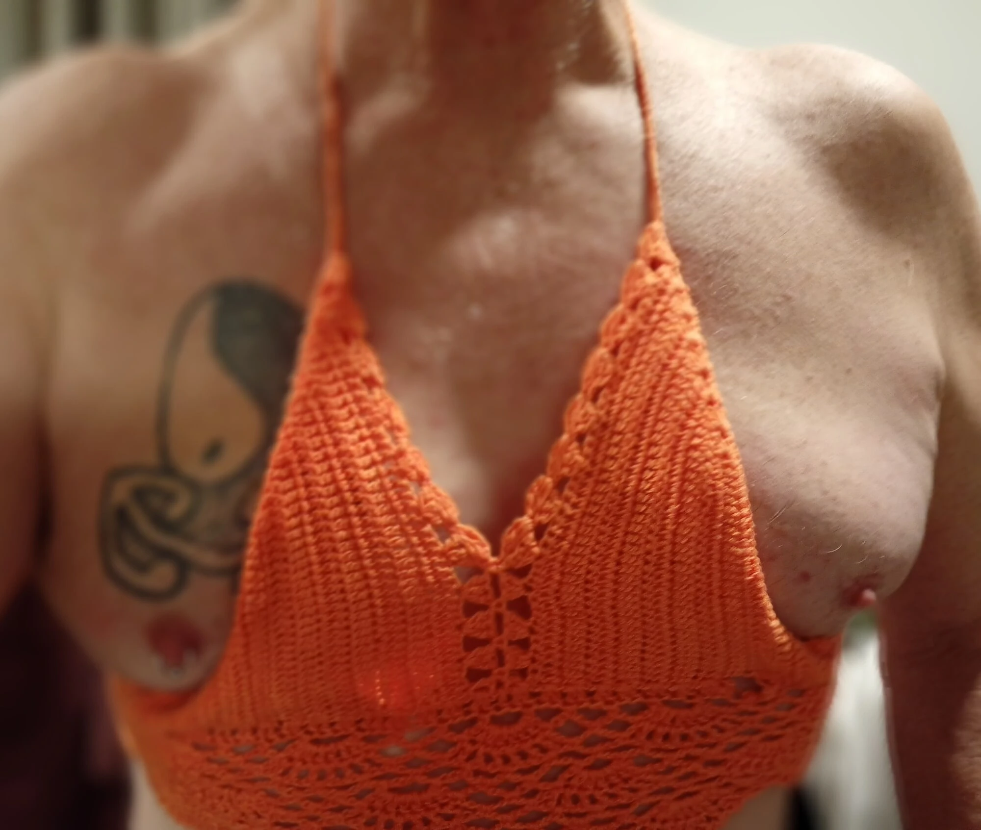 Tığ sutyenimin içindeyim 