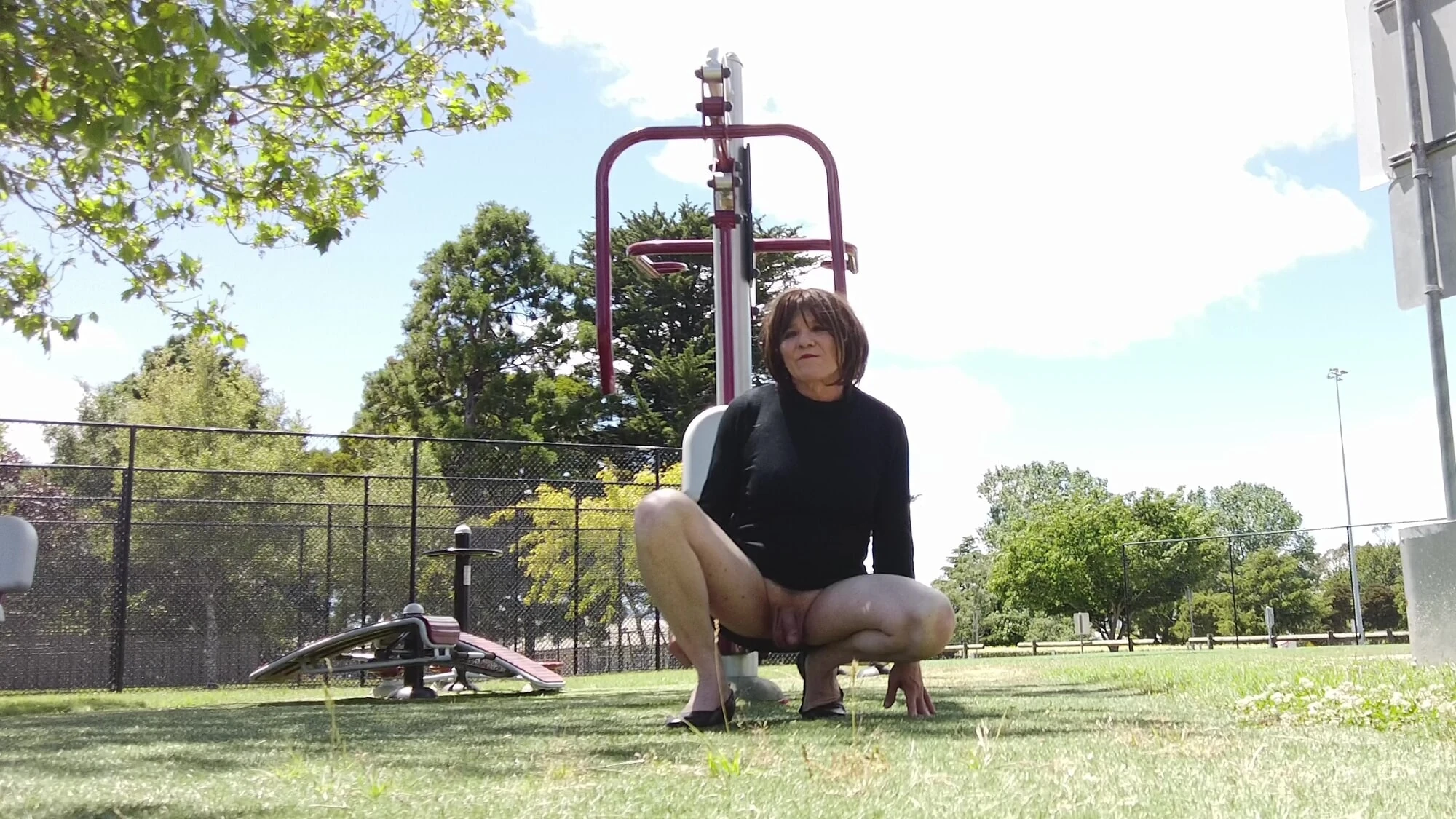 Crossdress roadtrip - açık havada spor salonu - kısa elbise bölüm 1