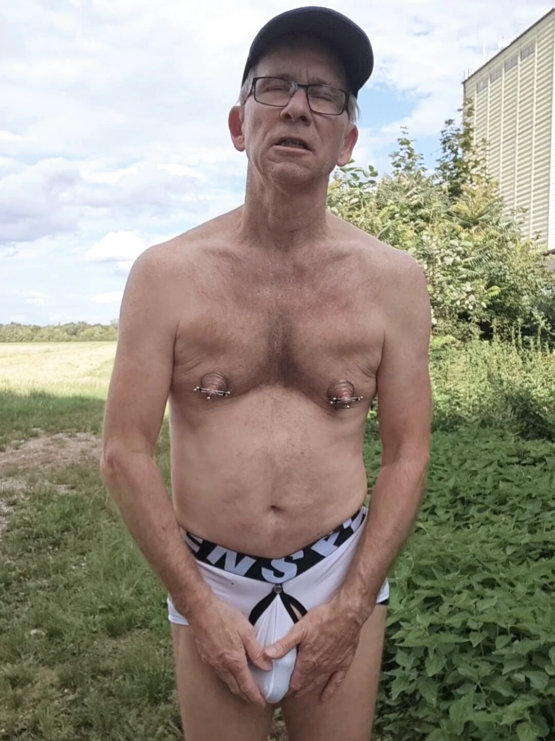 Крапива, острая и кусающая.