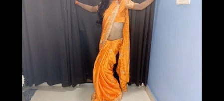 Muhteşem üvey anne sari sarı saten minyon giyiyor 