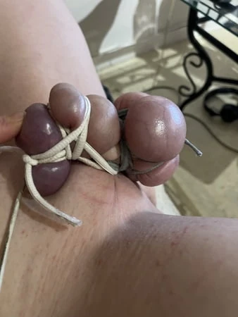 Bağlama cbt taşak ve penis tuzlu su enjeksiyonu