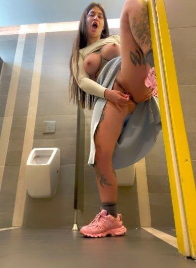 Erkekler tuvaletinde 😈 pisualarda fışkırtıyor
