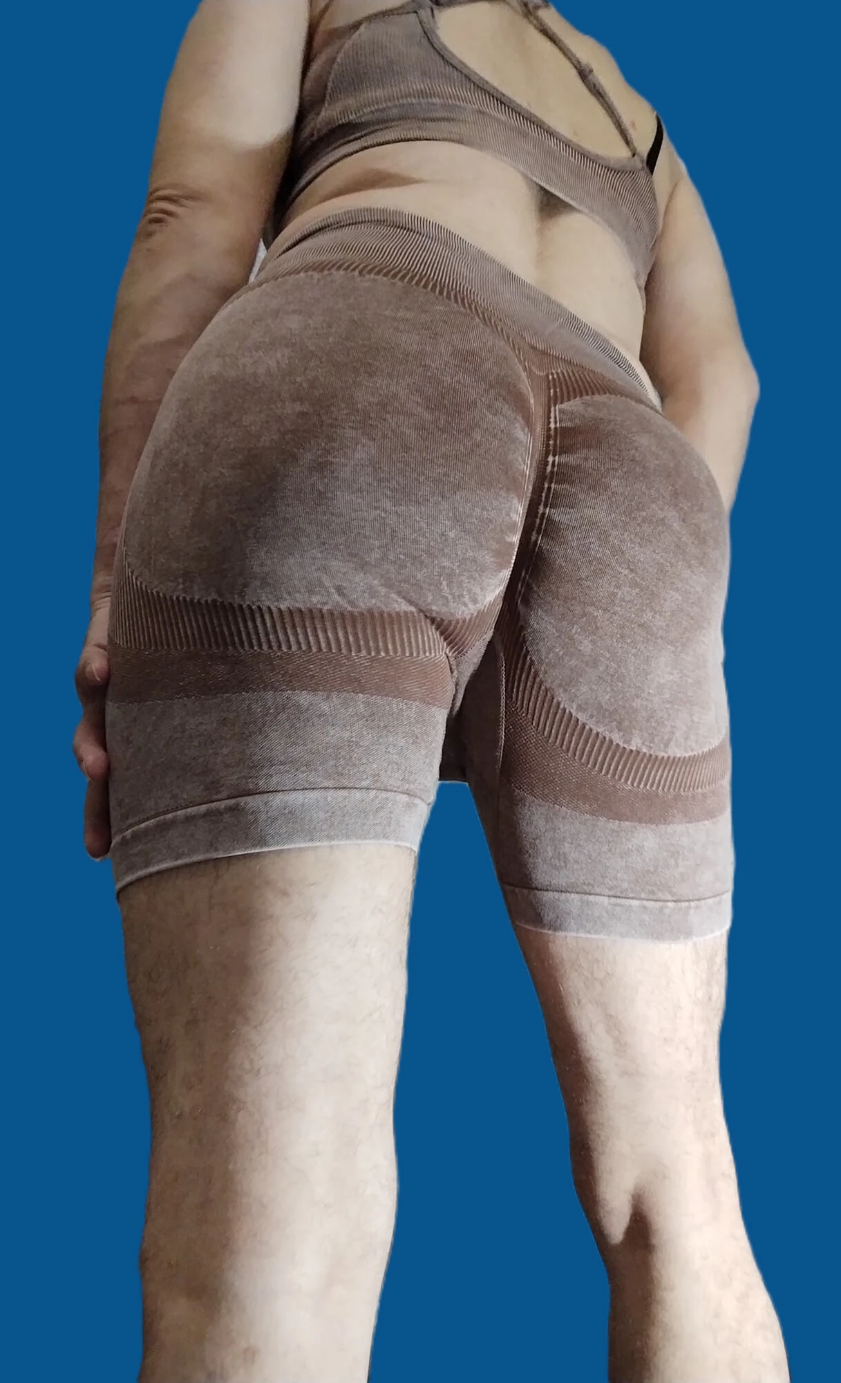  Seksi kadın kılıklı şort ve fitness üstü pozları