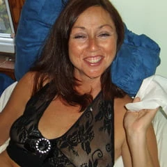 Модель в нижнем белье Candi Annie переходит на хардкор на фотосессии