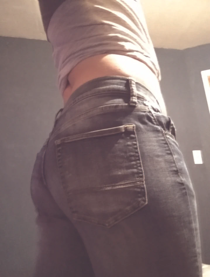 Femboy booty 