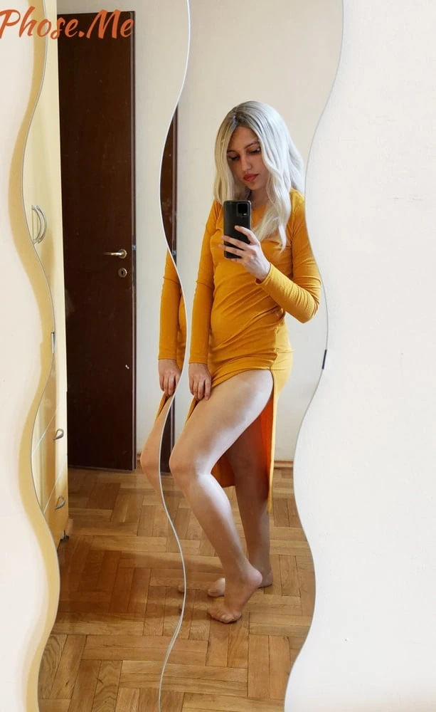 Beyaz sarışın parlak beyaz külotlu çorapla selfie çekiyor