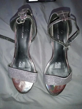 LINDAS Y HERMOSAS SANDALIAS DE TACON PLATEADO DE LA VECINA