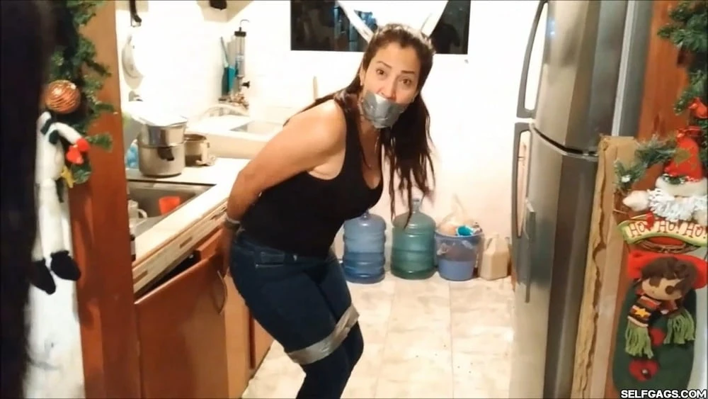 Üvey anne yaramaz kız tarafından bağlanıp ağzı tıkanmış esir - selfgags