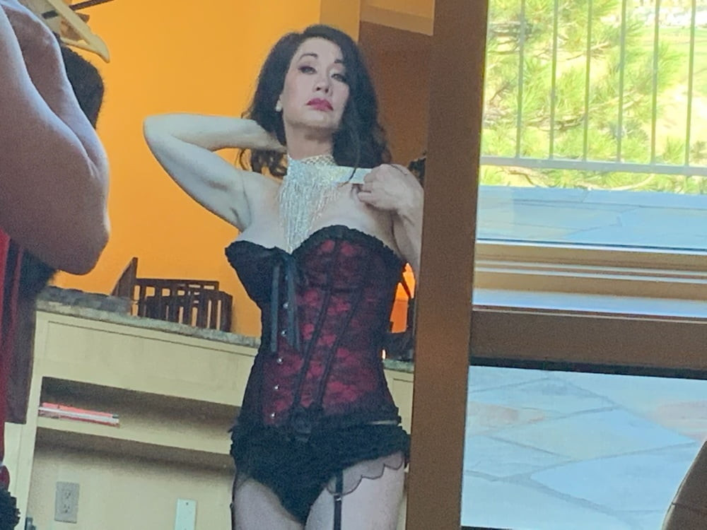Asyalı milf jartiyer ve çorapla