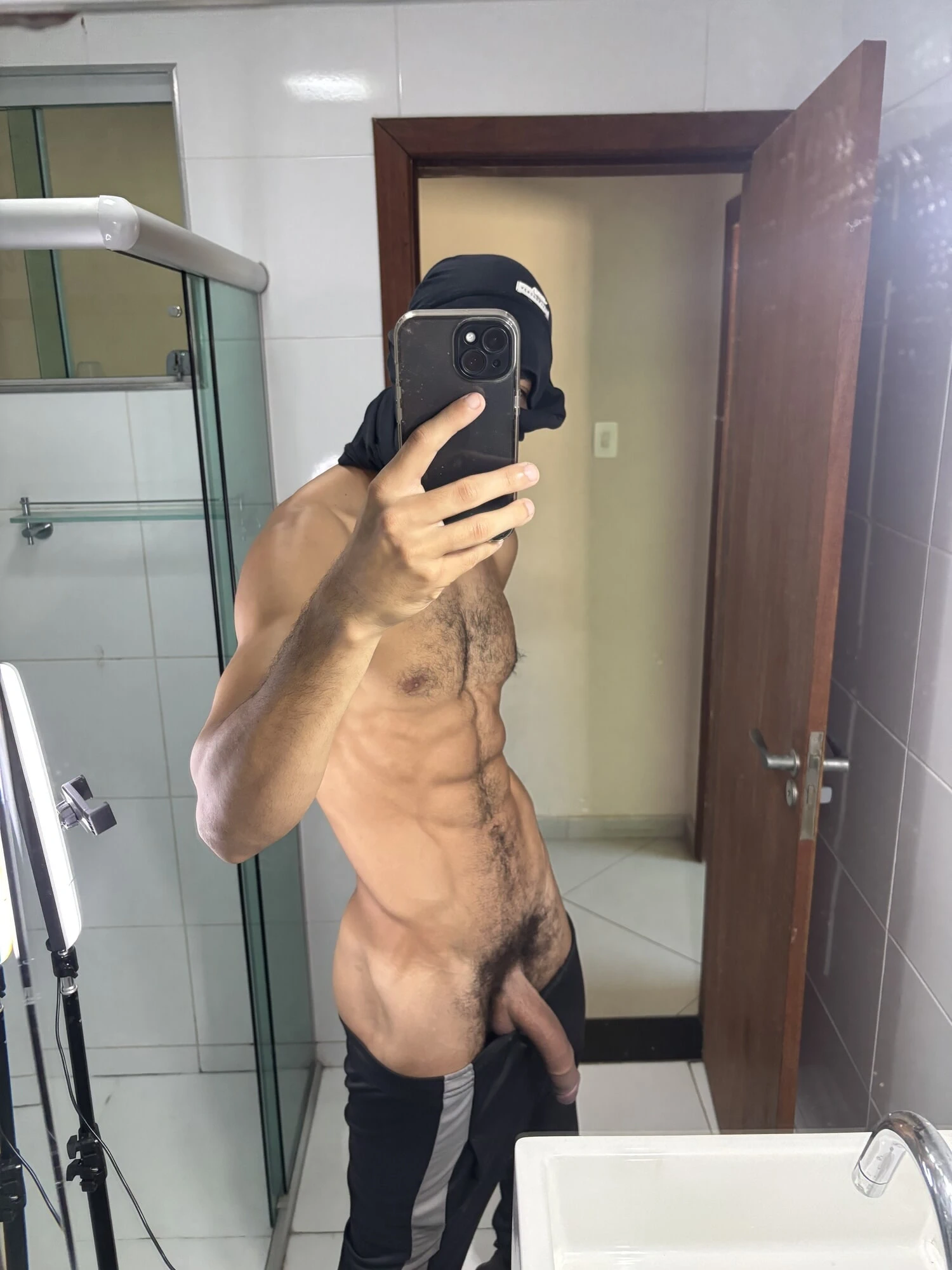 Büyük kıllı yaraklı alfa erkek sikişmeye hazır çok yakışıklı 