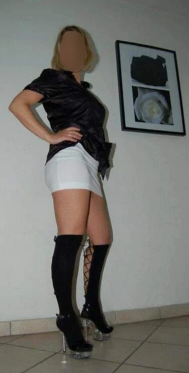 Habillee tout simplement en mini jupe ve talons hauts