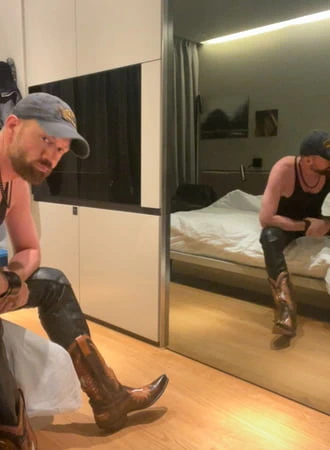 Kovboy çizmeli sevgilisi