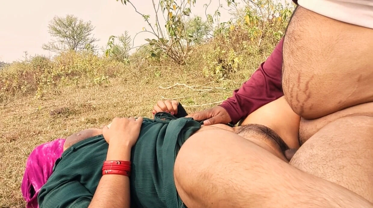 Köylü Hintli teyze açık havada üvey oğlu tarafından sikiliyor 