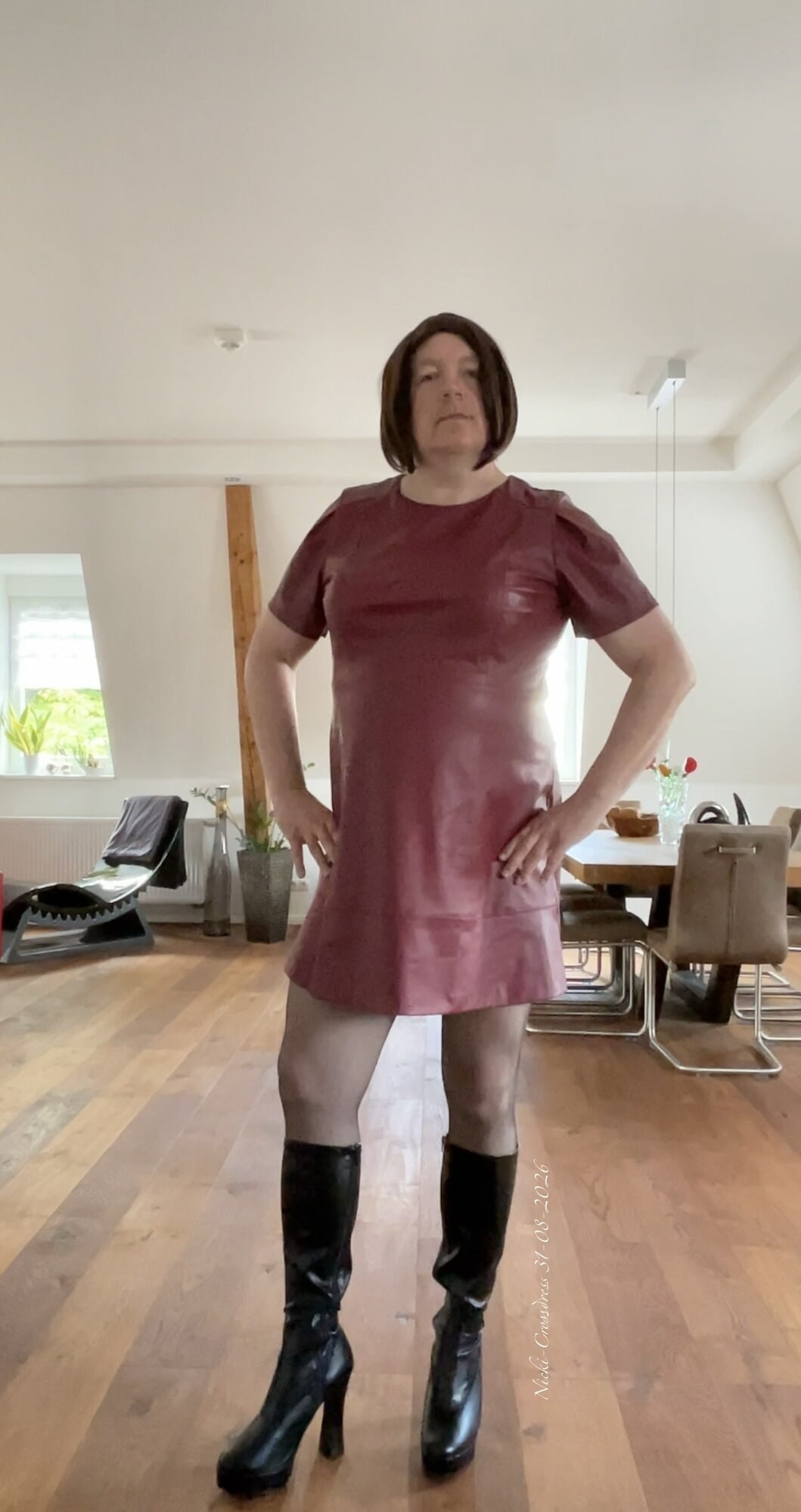 Nicolette im Lederkleid und Plateau Stiefel