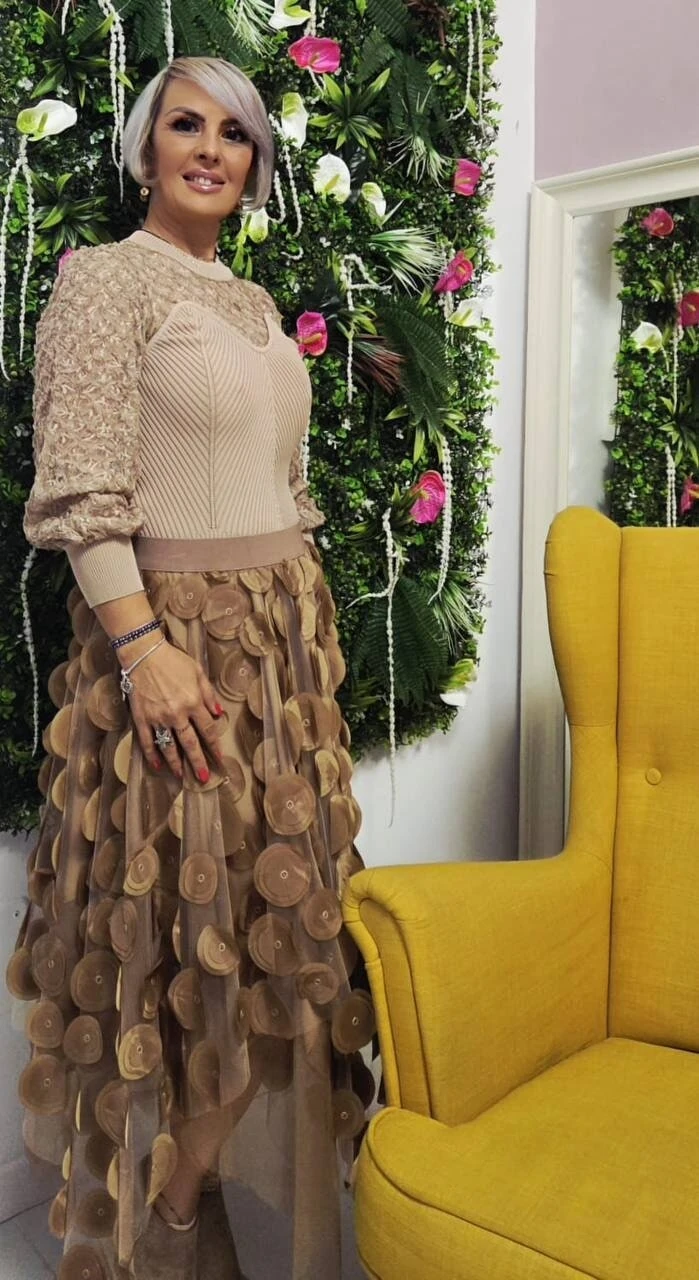 Красотка милфа-блондинка