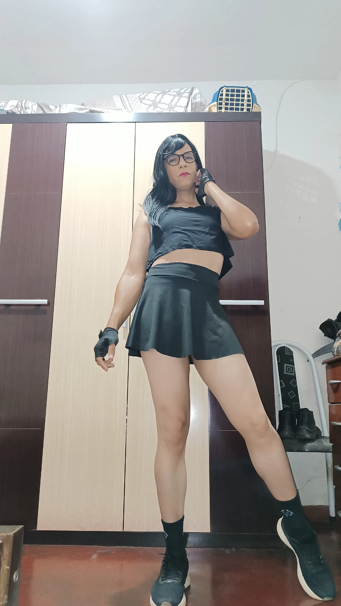 Sevimli kadın egemenliği fitness giyinici spor salonu 