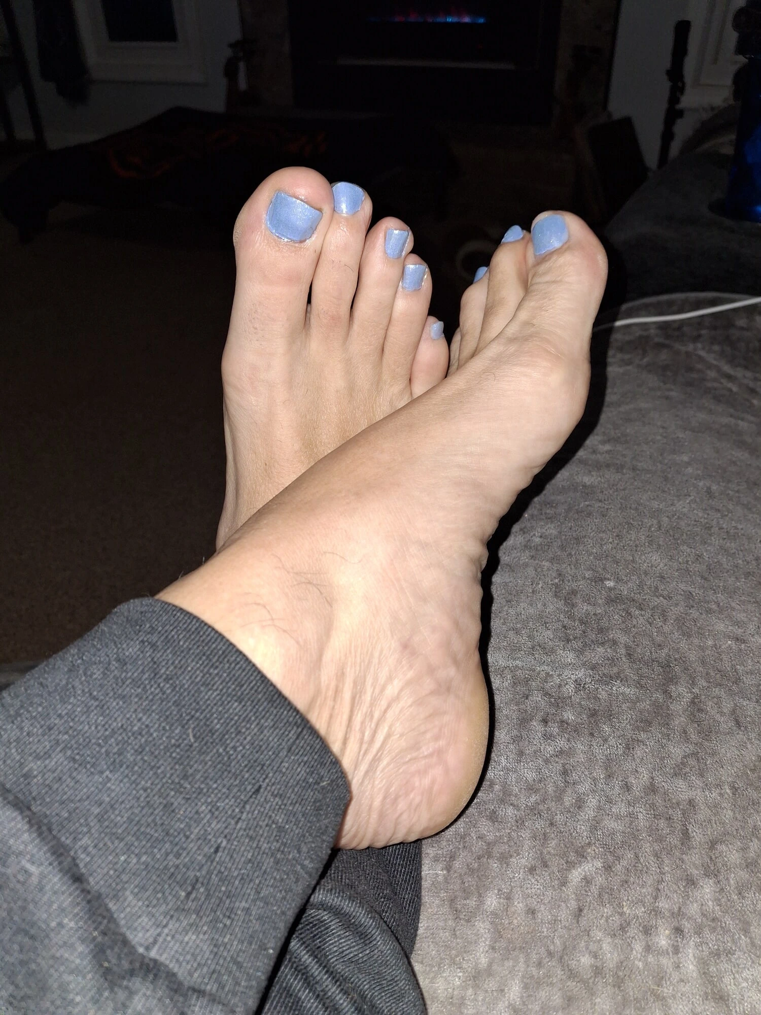 Footsie oynamadan önce ayak parmaklarımı boyatıyor