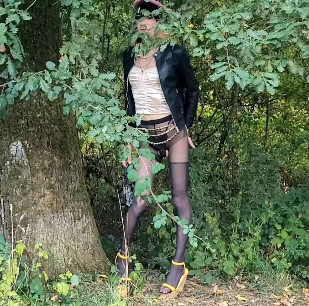 ExhiB🚗P U B L I C en Pute sur un Parking en Foret