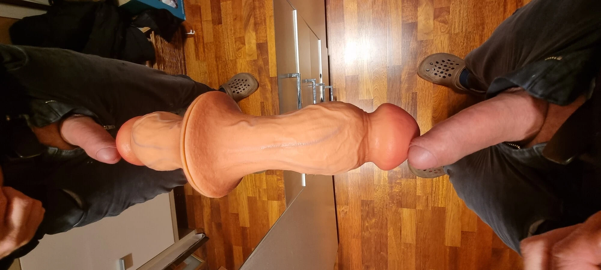 Beş yeni canavar dildodan iki tane... çok büyük!