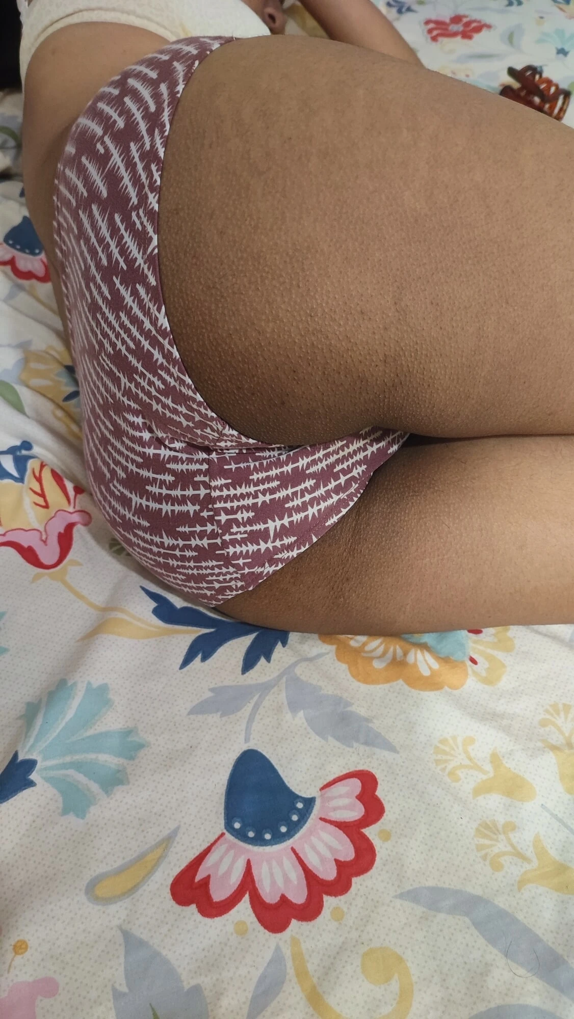 Nidhi doggy style pozisyonunda sıcak Desi seksi kıçını gösteriyor