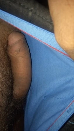 Ofiste donumun içinden sikimi kontrol ediyorum