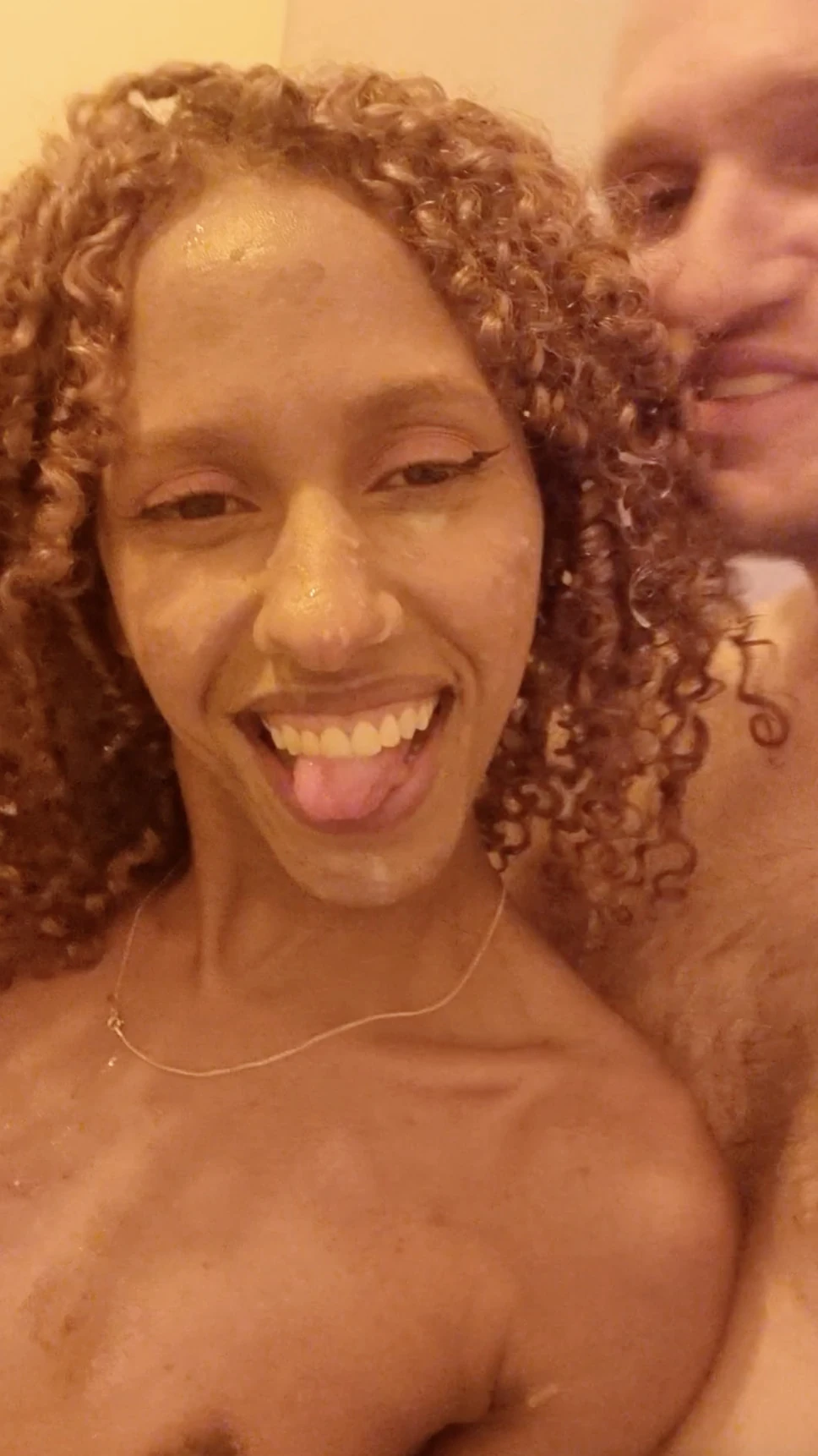 Yüzüne boşalıyor