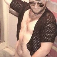 Tişörtüyle seksi mi görünüyorum