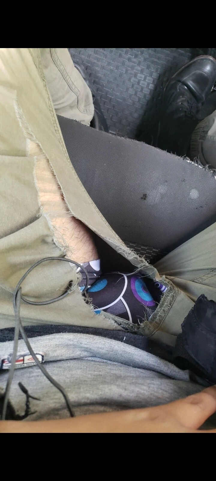 Сломанные джинсы