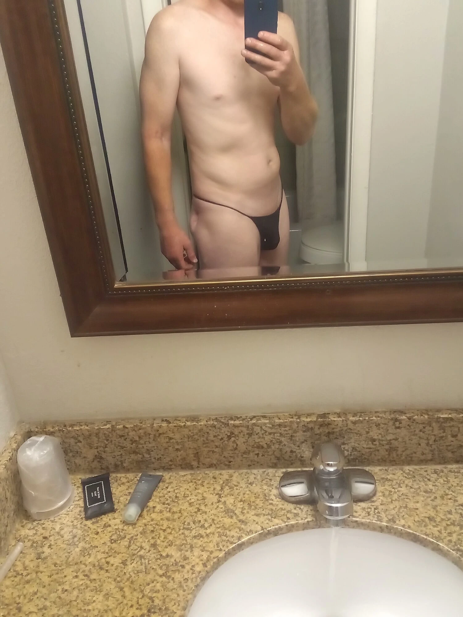 Üvey kızların tangalarını giyiyorum