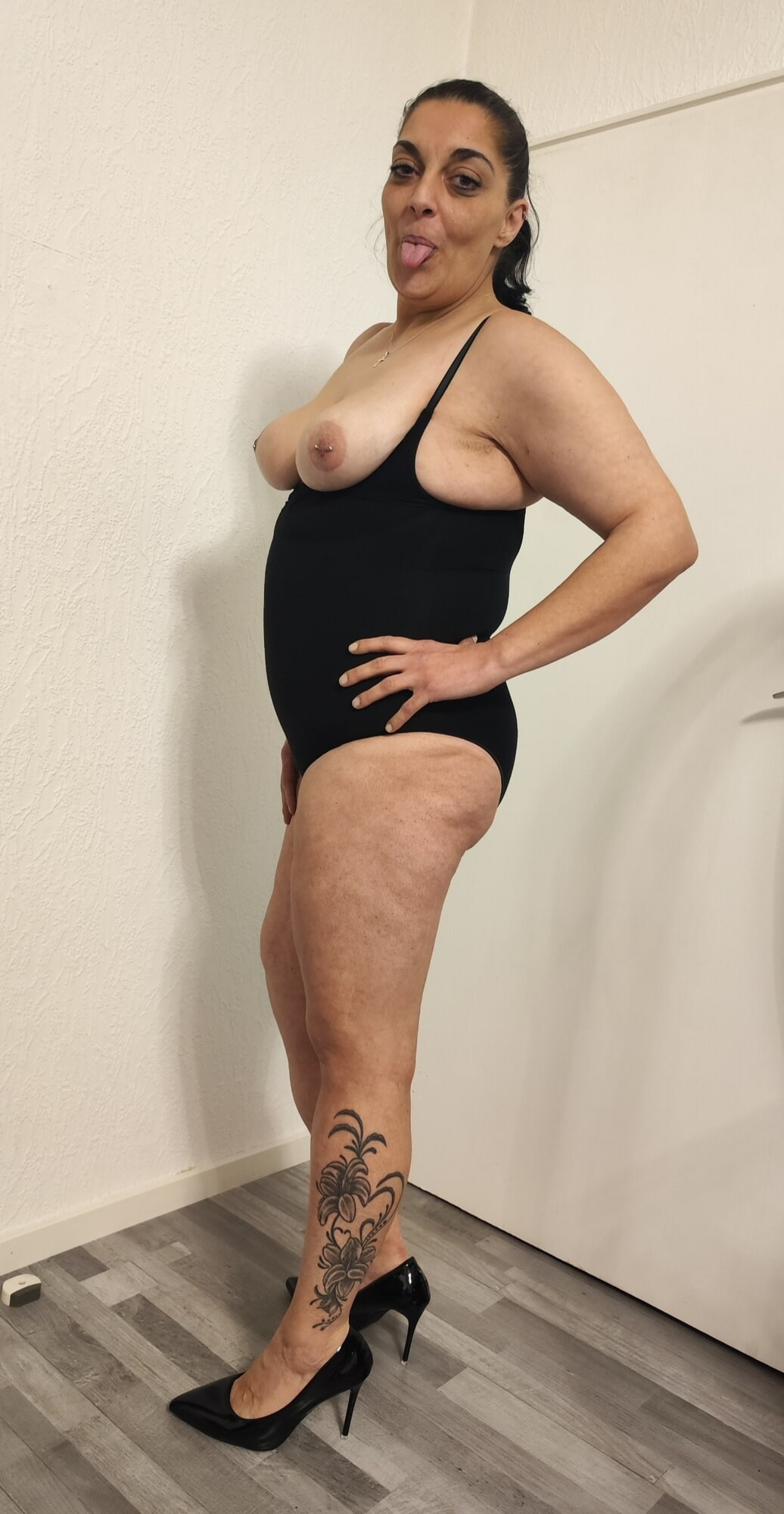 Orta yaşlı seksi kadın eva topuklu vücut elbisesi 