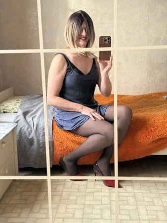 Evy sonunda kısa mavi gecelik giyen bir sarışın olarak